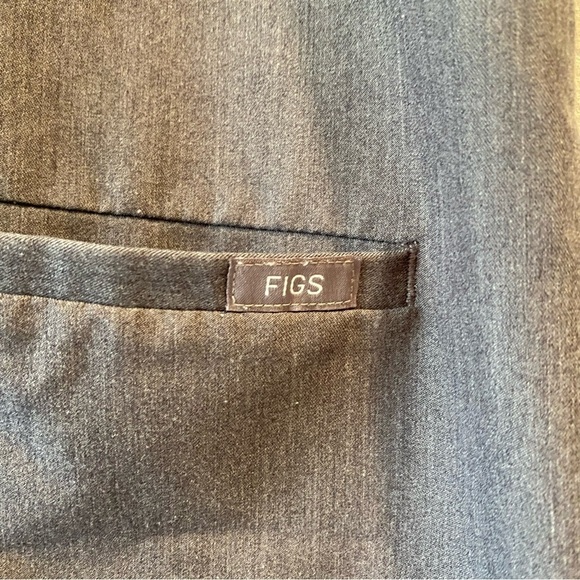 FIGS Women's Graphite Gray CASMA V-neck Front Pockets Scrub Top Size Medium - Picture 4 of 8